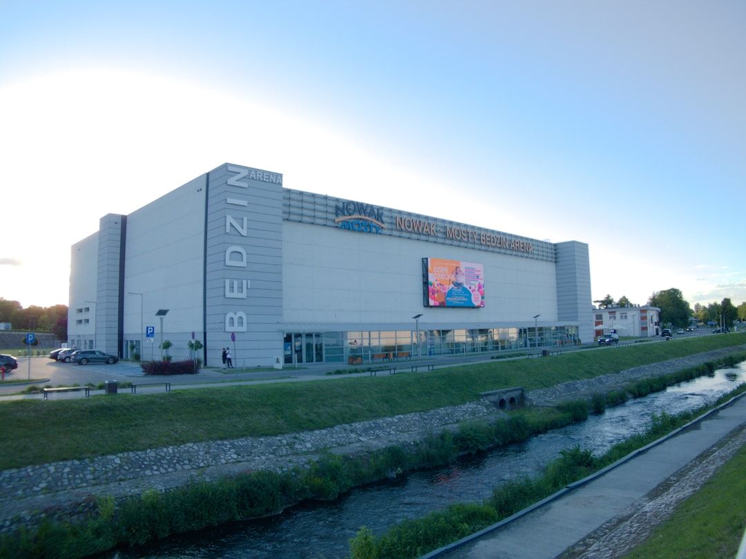 Będzin Arena i Polen med parkeringsplatser i anslutning till byggnaden.