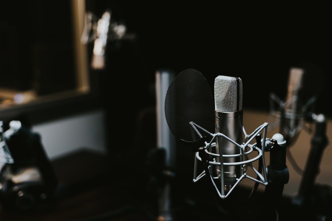 Studiomikrofon med popfilter i en mörk inspelningsmiljö
